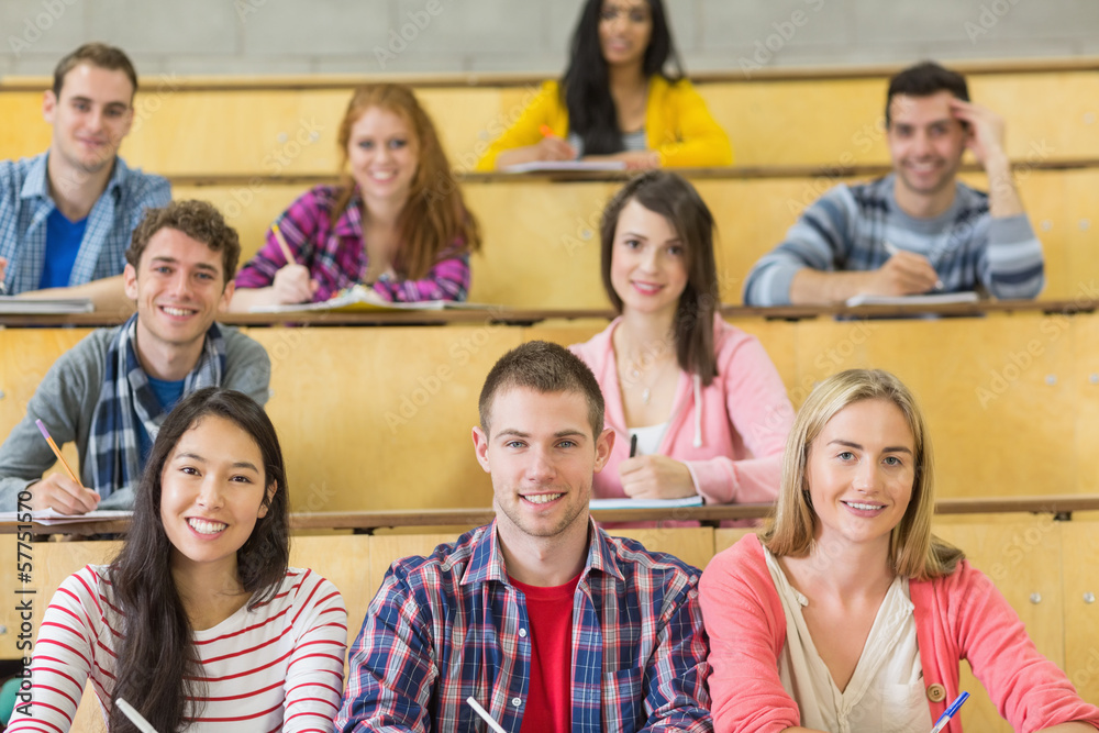 Obraz premium Smiling students sitting at the lecture hall