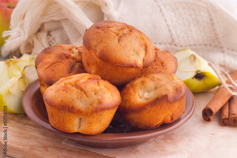 Muffins with apple and cinnamon