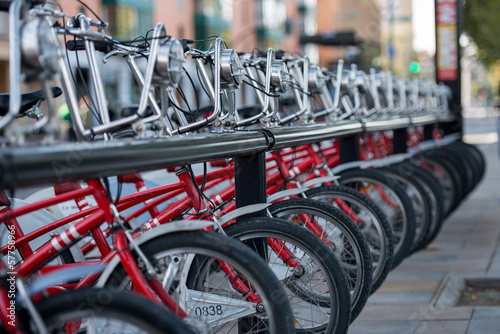 Bicicletas Rojas En El Parking