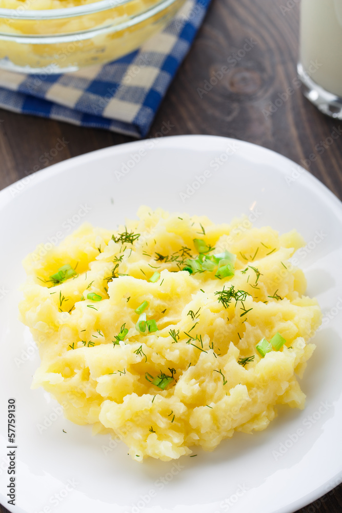 Mashed potatoes sprinkled with scallion and dill Mashed potatoes sprinkled with scallion and dill