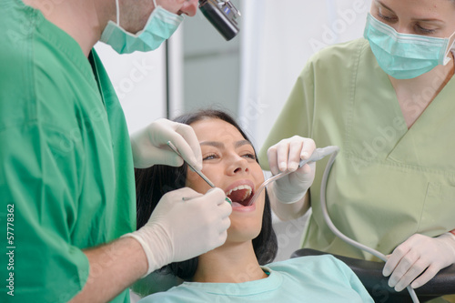 Dentysta leczy pacjentkę