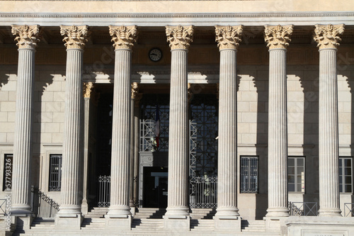 Fotografering Les colonnades du palais de justice