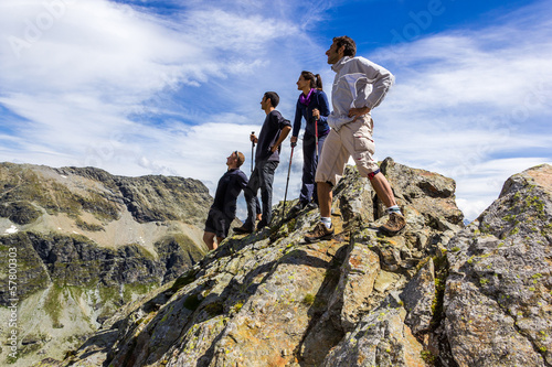 Amici in cima alla montagna photo