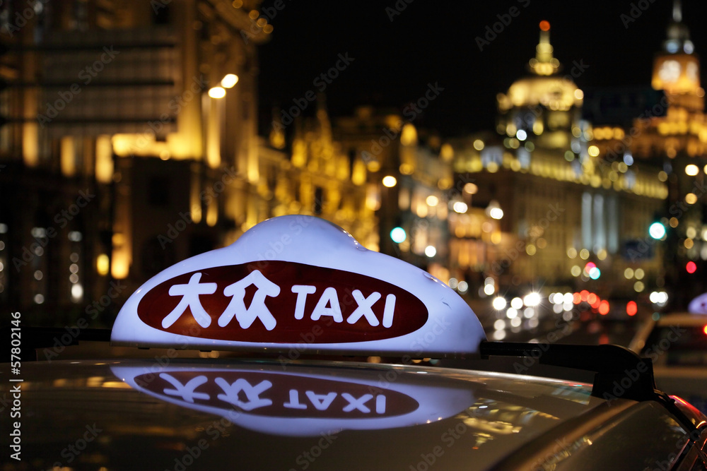 Naklejka premium Taxi at night in Shanghai, China