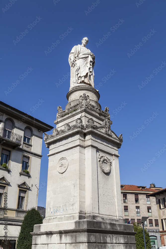 The statue that the city of Como has dedicated to his illustriou