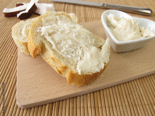 Weiße Schokocreme mit Kokos auf Brot