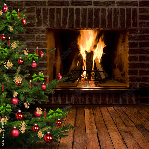 Weihnachtsbaum im Kaminzimmer