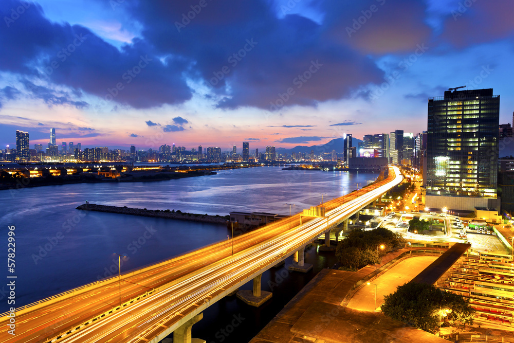 Fototapeta premium Wiadukt nowoczesne miasto zachód słońca