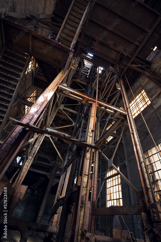 Cage d'ascenseur usine abandonnée