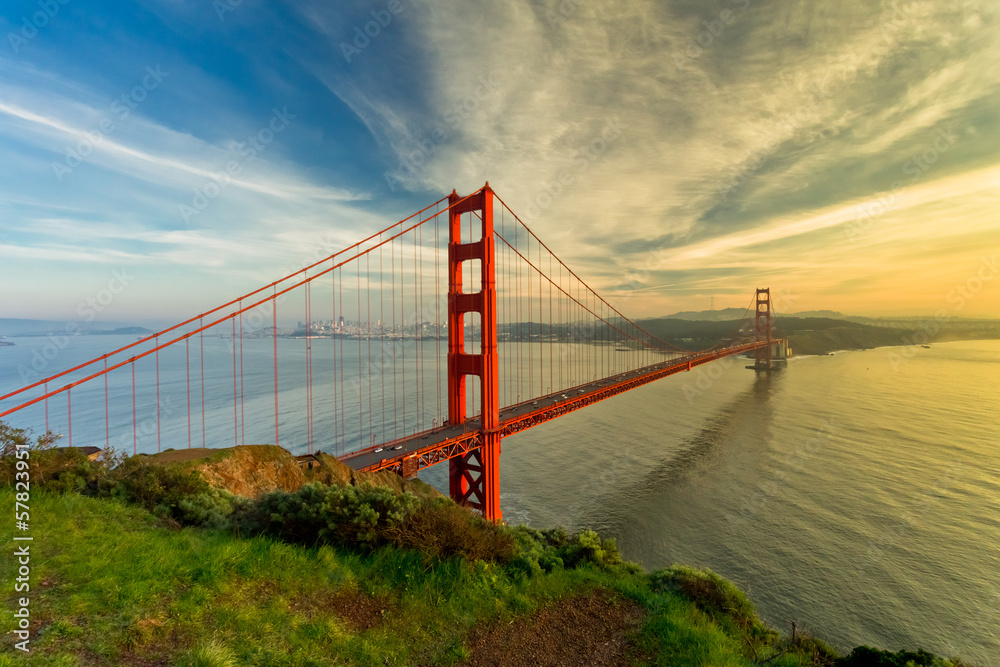 Fototapeta premium Golden Gate Bridge o zachodzie słońca