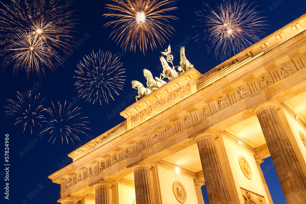 Fototapeta premium feuerwerk über dem brandenburger tor