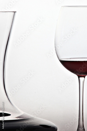 copa de vino tinto con decantador, fondo vertical photo