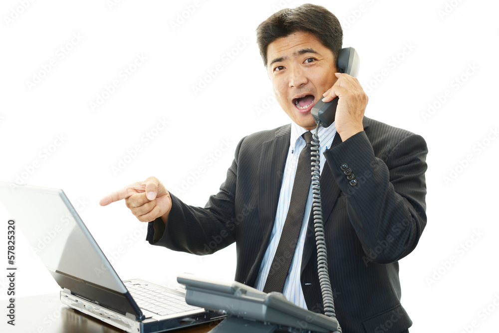 電話対応をするビジネスマン