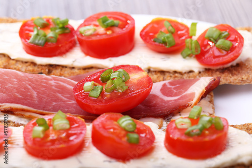 Toasts with tomato and bacon
