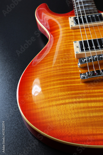 Obraz na płótnie Cherry sunburst electric guitar w salonie