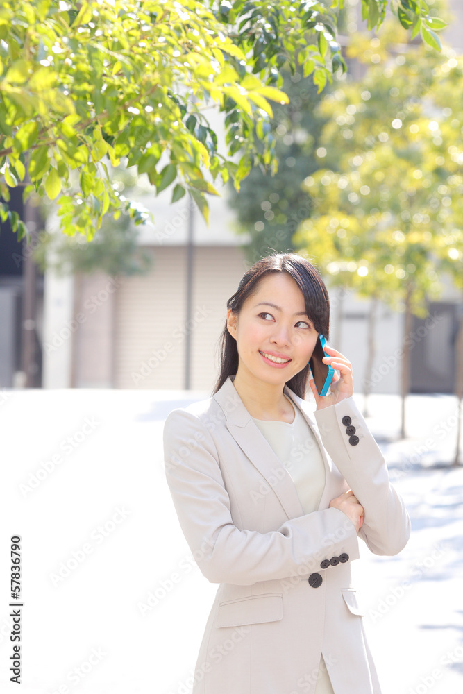 スマートフォンで連絡をするビジネスウーマン