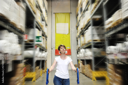 Obraz na płótnie woman between shelves of home improvement store w salonie