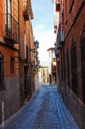 Fototapeta Naklejka Na Ścianę i Meble -  Ancient narrow small street in Toledo, Spain