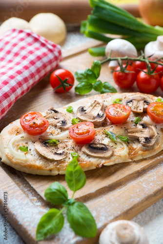 Mini-Pizza mit Champignons und Tomaten