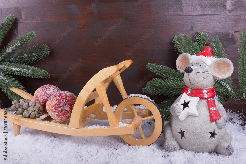 Maus transportiert Weihnachtsäpfel auf Schubkarre im Schnee Stock Photo ...