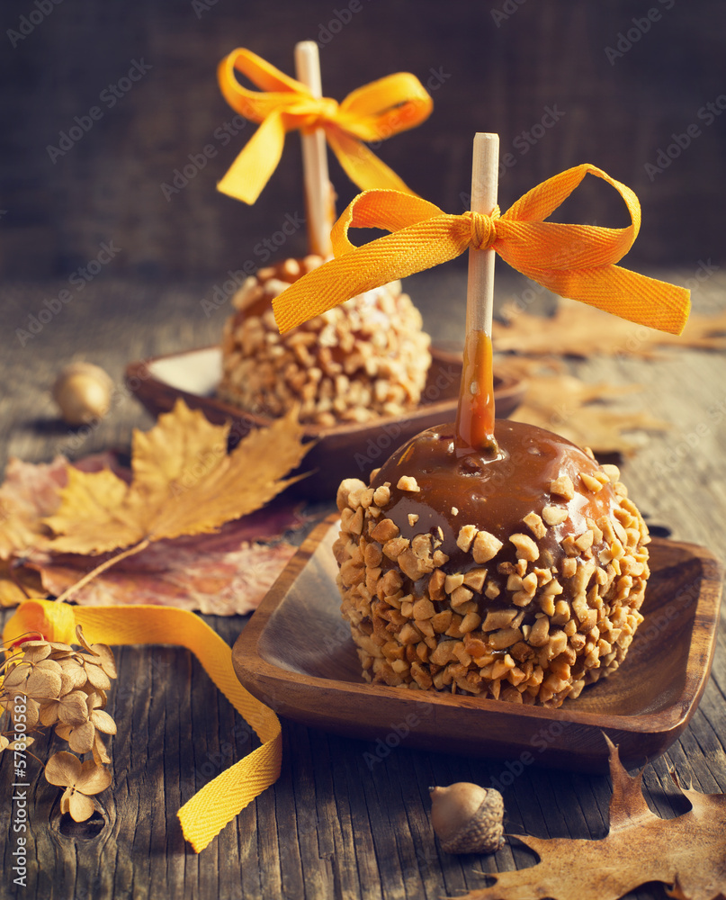Obraz premium Homemade Taffy Apple with Peanuts