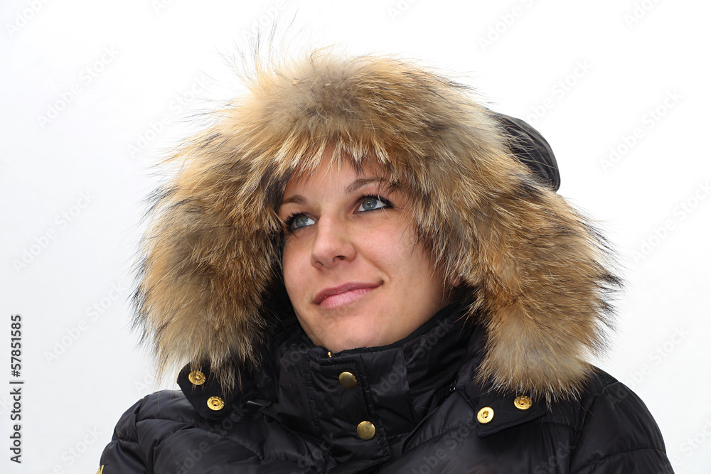Glückliche junge Frau mit Winterjacke und Pelzkapuze Glückliche junge Frau mit Winterjacke und Pelzkapuze