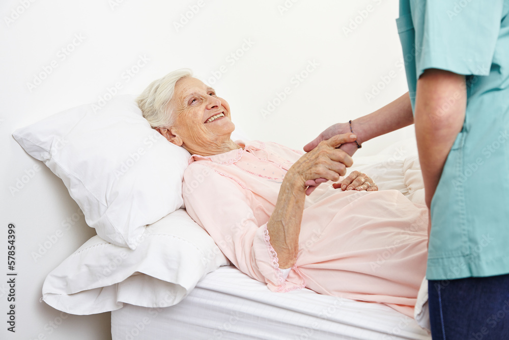 Seniorin liegt in Hospiz im Bett - obrazy, fototapety, plakaty 