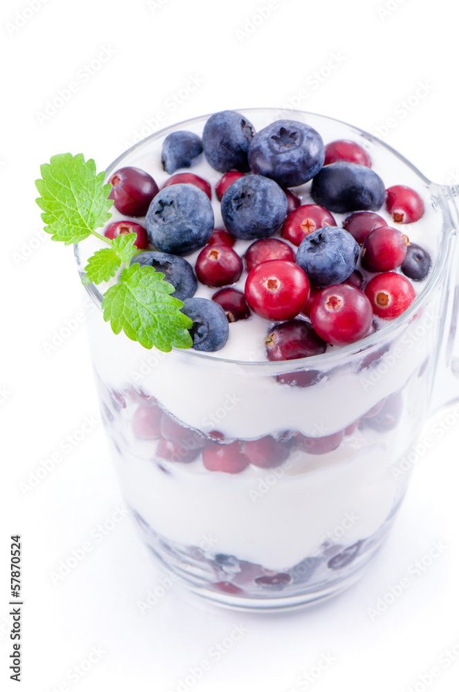 Yogurt with berry and mint Yogurt with berry and mint