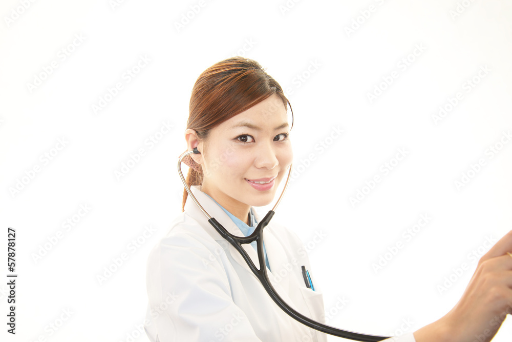聴診中の女医 聴診中の女医