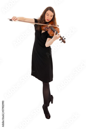 Die schöne junge Frau spielt auf einer Geige