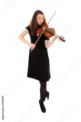 Die schöne junge Frau spielt auf einer Geige