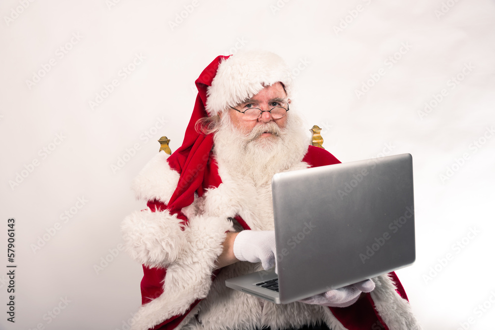 Naklejka premium Babbo Natale con computer