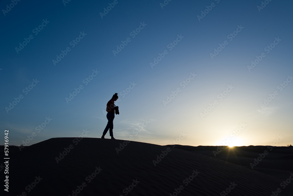 Silhouette de jeune femme à l'aube Silhouette de jeune femme à l'aube