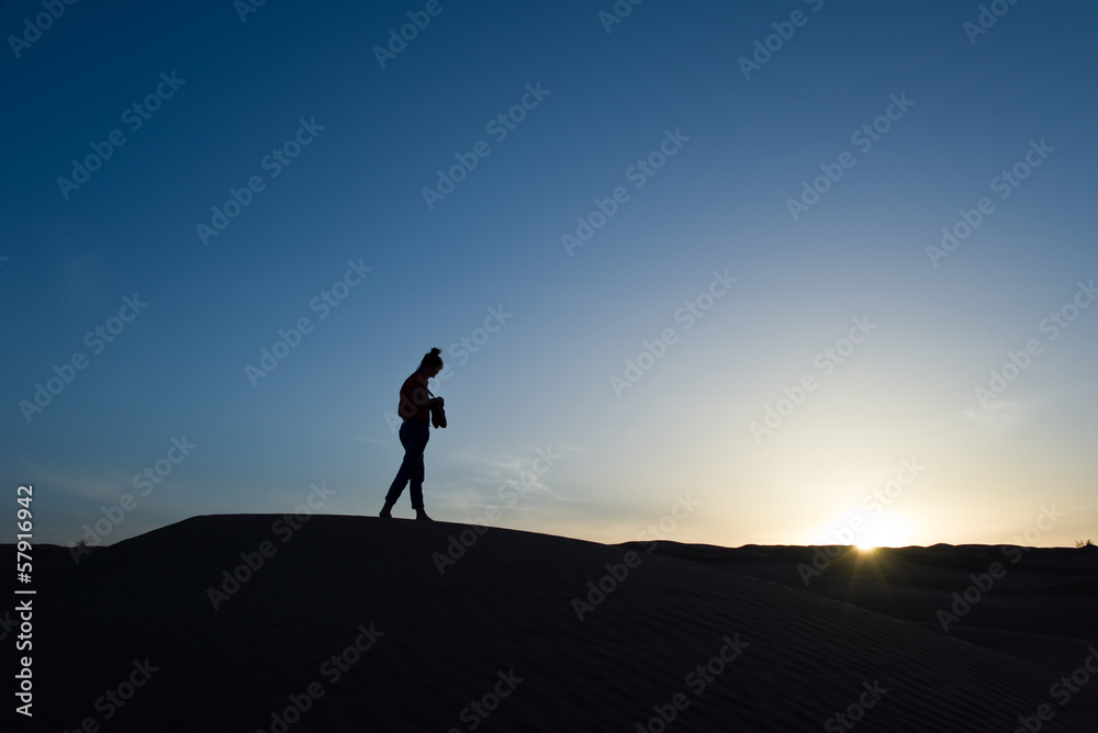 Silhouette de jeune femme à l'aube