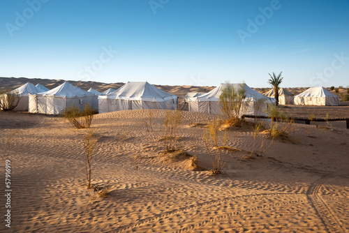 Tentes dans le désert du Sahara - Tunisie © Delphotostock