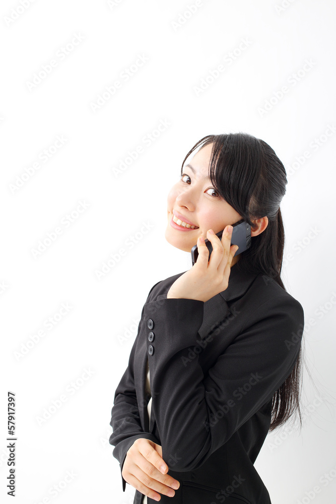 スマートフォンで連絡するビジネスウーマン スマートフォンで連絡するビジネスウーマン