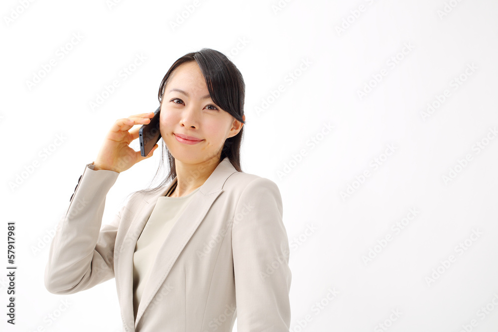 スマートフォンで連絡するビジネスウーマン
