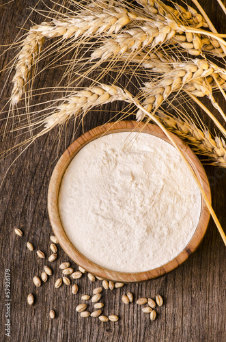 Fotografie farina con spighe di grano