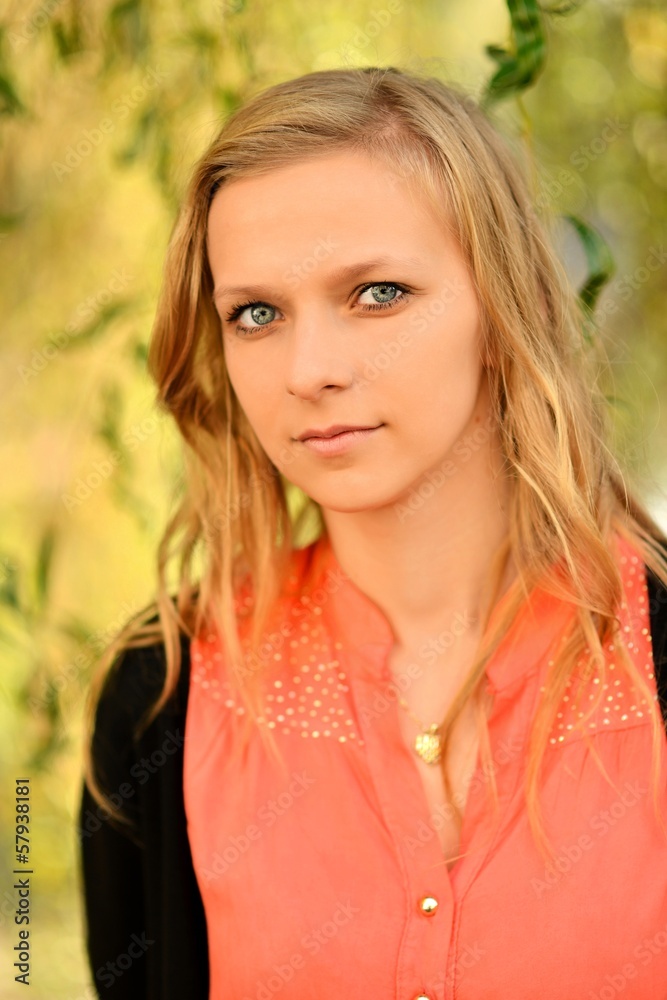 girl in autumn park