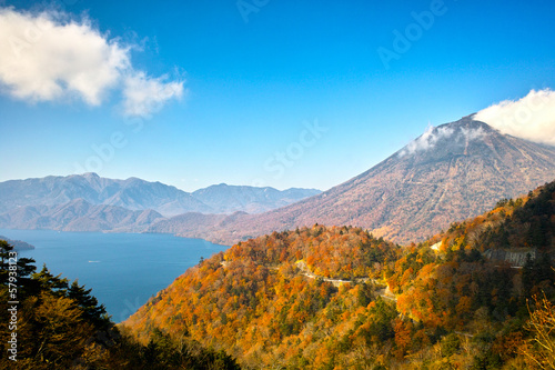 紅葉の中禅寺湖と男体山 © 7maru