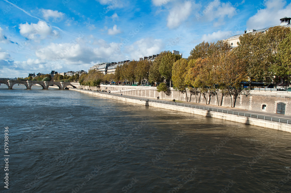 la Seine à Paris en automne