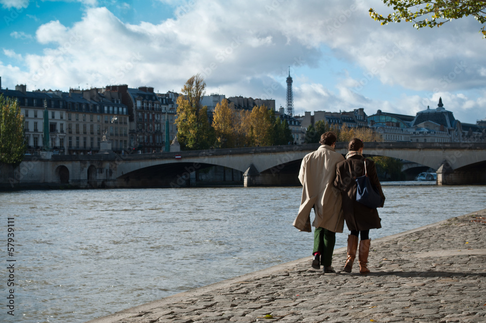 Fototapeta premium amoureux en bord de Seine à Paris