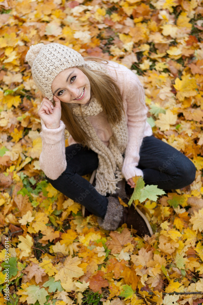 lachende junge frau entspannt im park herbst