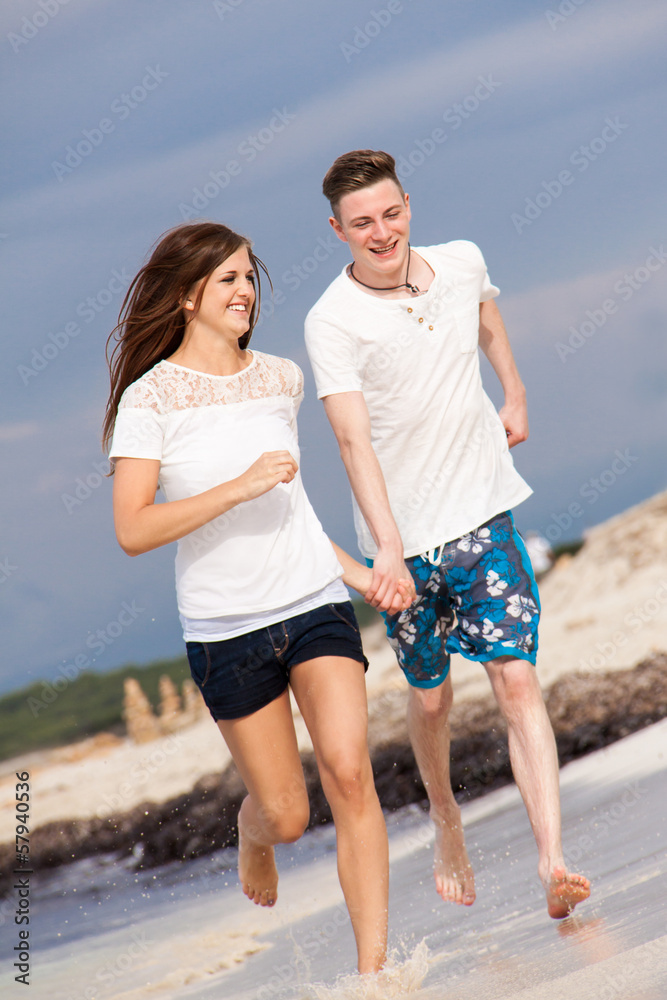 junges glückliches verliebtes paar am strand junges glückliches verliebtes paar am strand