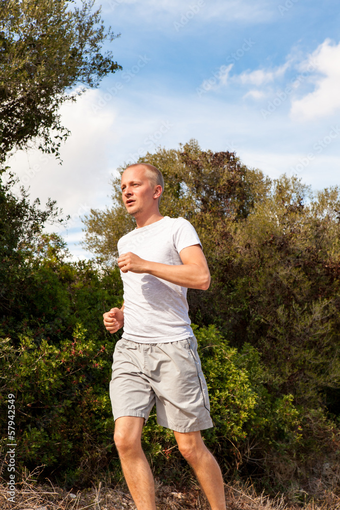 junger athletischer mann jogger läufer natur sommer junger athletischer mann jogger läufer natur sommer