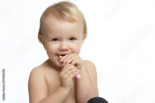 radosne dziecko ze szczoteczką do zębów