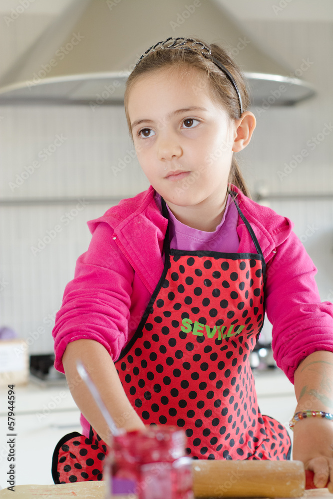 bambina in cucina
