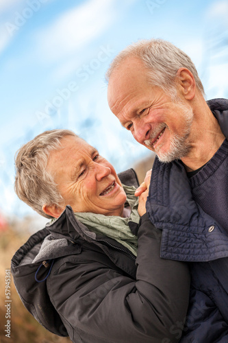 älteres senioren paar gesund und glücklich an der ostsee