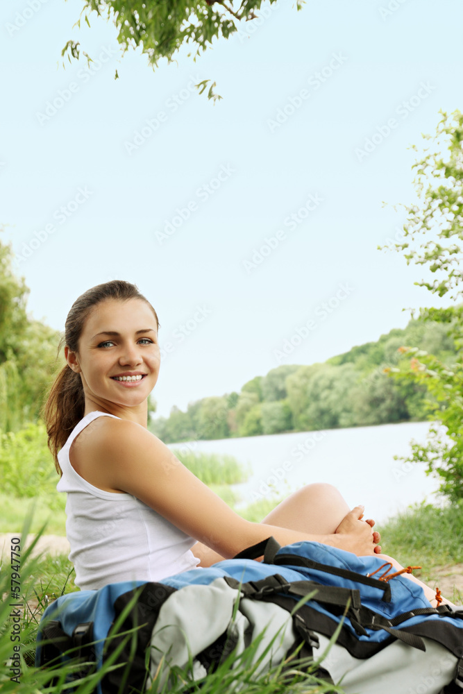 Obraz premium woman sitting on the beach