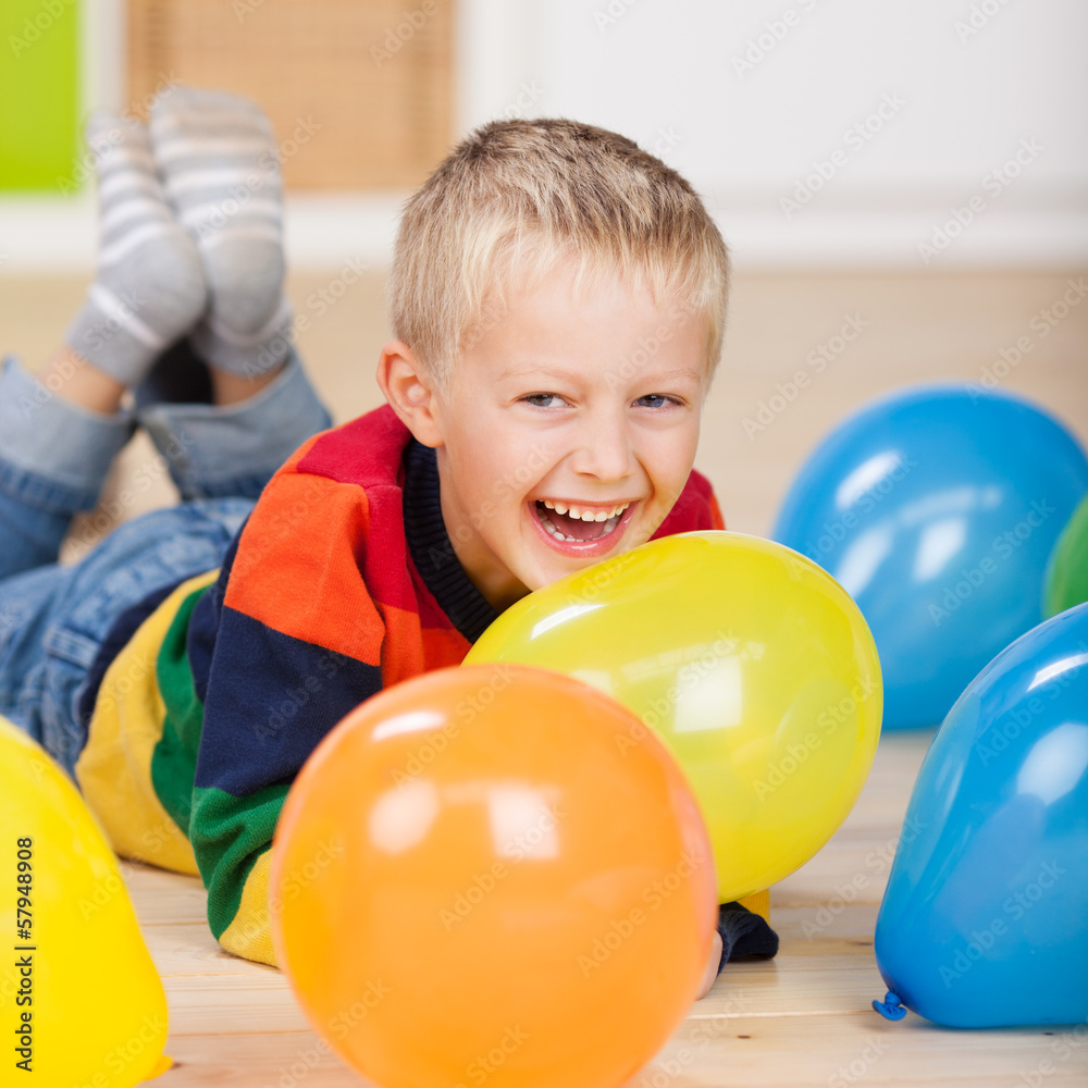 lachender kleiner junge mit luftballons lachender kleiner junge mit luftballons